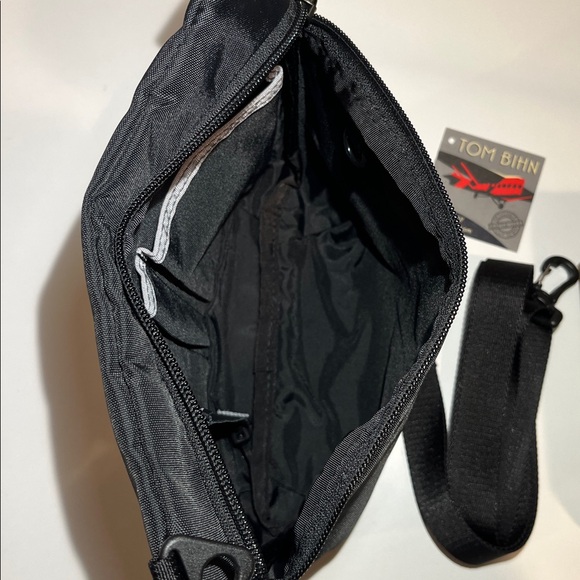 Tom Bihn Rogue Sacoche Crossbody Bag - Black - Picture 5 of 7